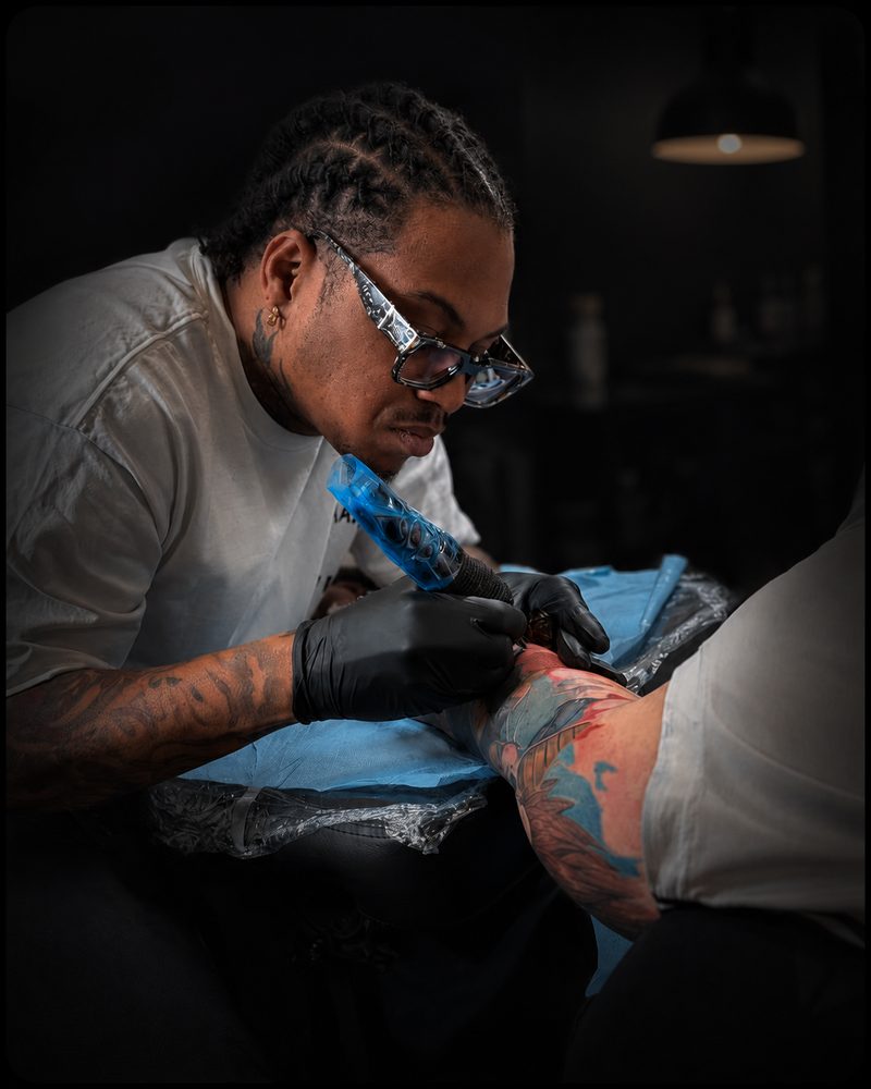 Samuray, tatoueur et gérant du salon 3StylesINK à Émerainville
