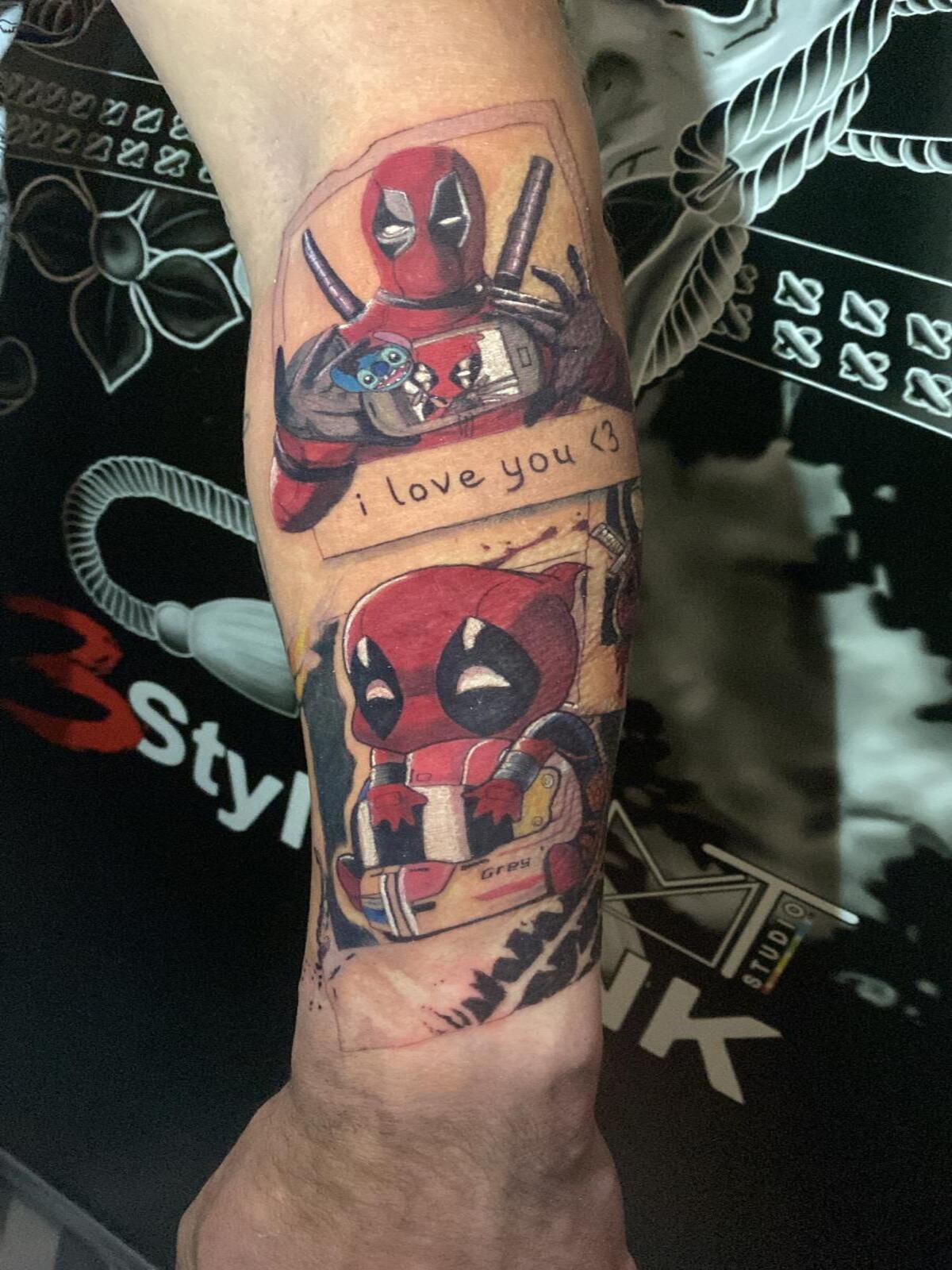 Deadpool et Stitch façon planche de comics — tatouage pop culture réalisé chez 3StylesINK