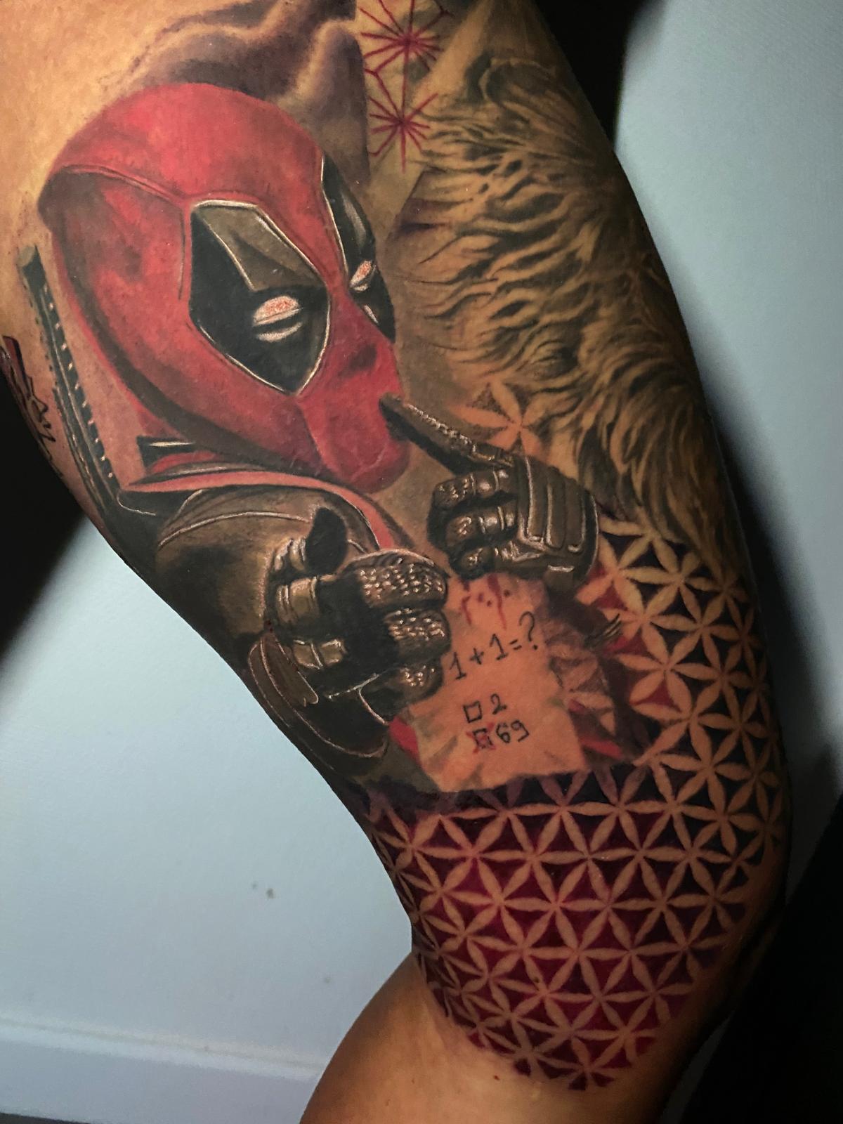 Tatouage Deadpool et fleur de vie — tatouage pop culture réalisé chez 3StylesINK