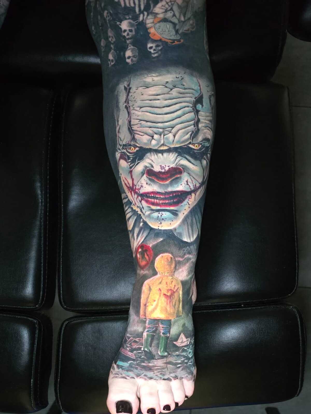 Tatouage Pennywise et Georgie sur le tibia — tatouage pop culture réalisé chez 3StylesINK