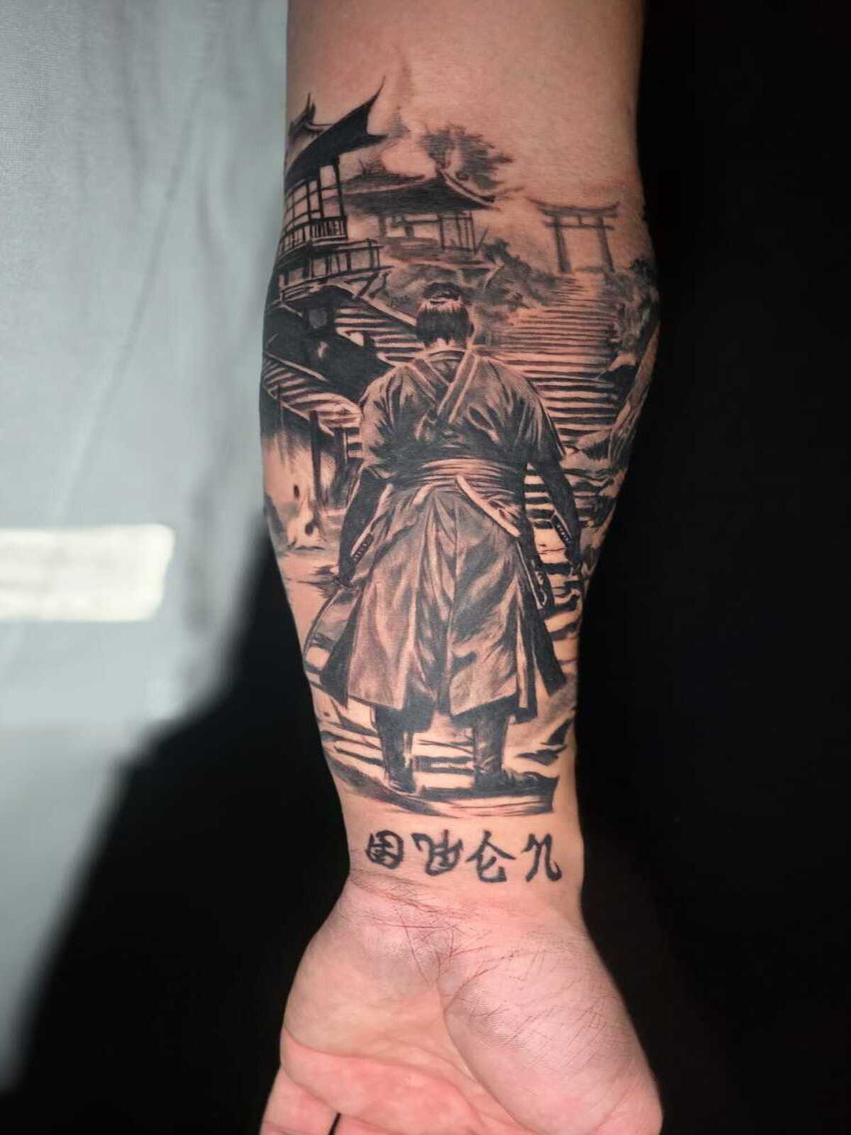 Tatouage samouraï et torii sur l'avant-bras — tatouage asiatique réalisé chez 3StylesINK