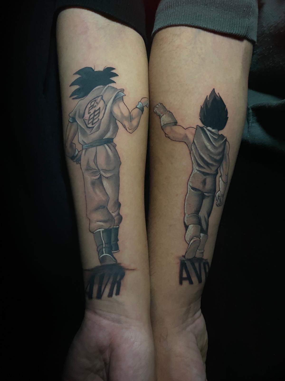 Goku et Vegeta, poing contre poing — tatouage pop culture réalisé chez 3StylesINK