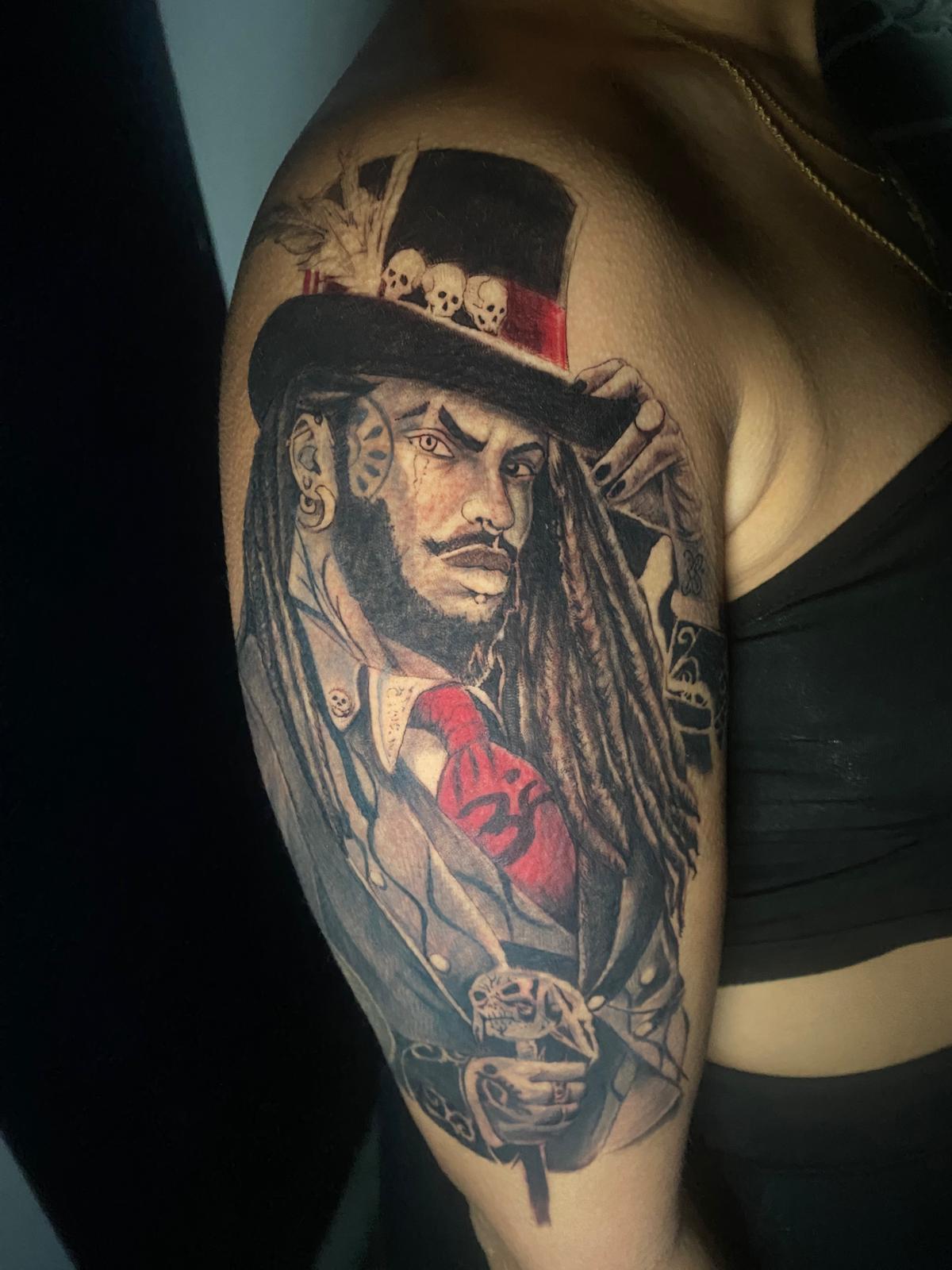 Portrait vaudou réaliste au haut-de-forme — tatouage réalisme réalisé chez 3StylesINK