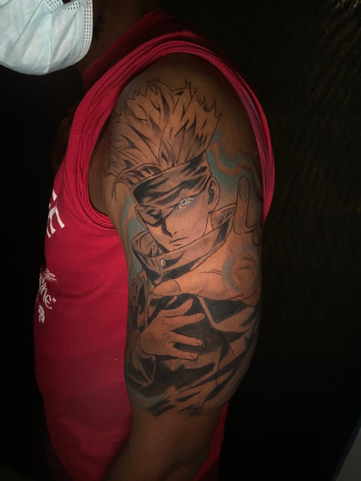 Tatouage Gojo Satoru noir et gris — tatouage pop culture réalisé chez 3StylesINK